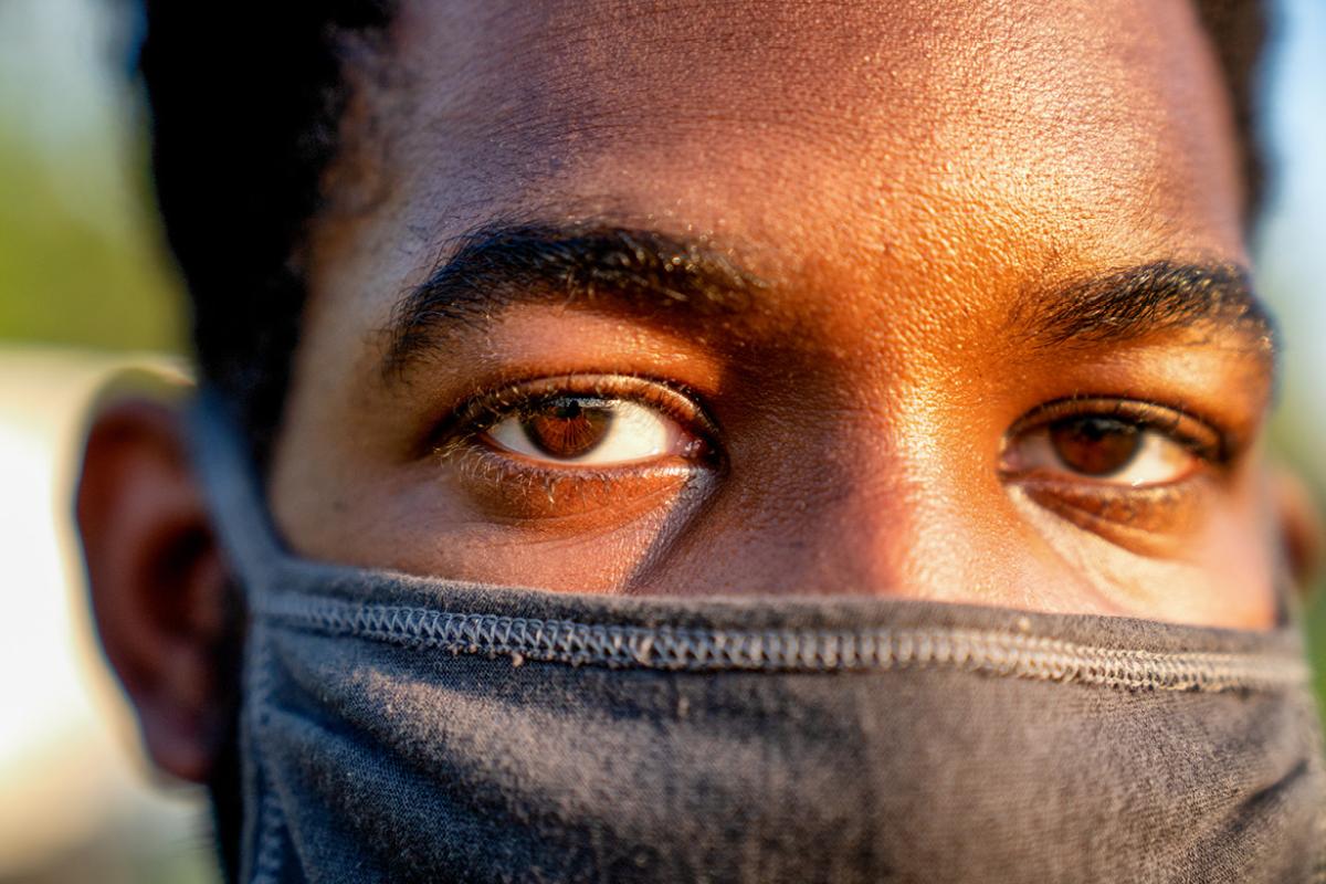 Person wearing a face mask